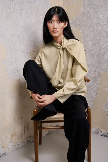 AKS LABEL International Hillevi blouse 03_Tops 9051 Lt. Ash